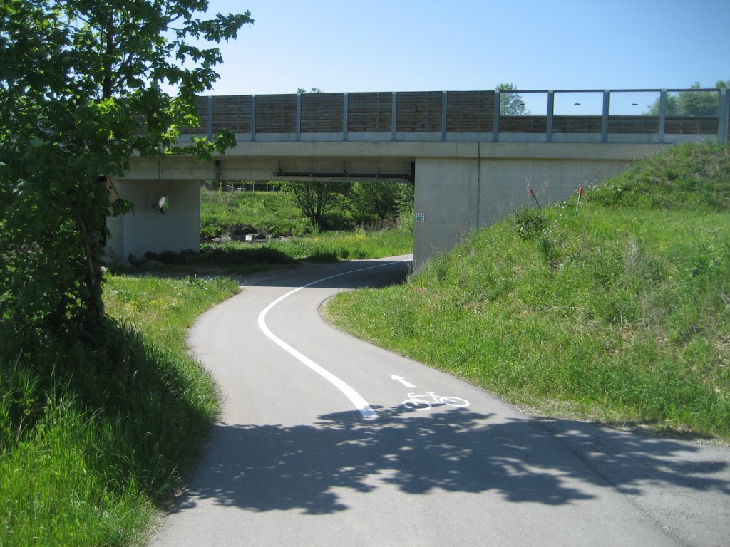 Fahrradweg führt unter eine Brücke durch