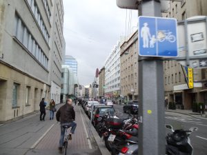Geh- und Radweg-eckiges Schild ohne Benützungspflicht