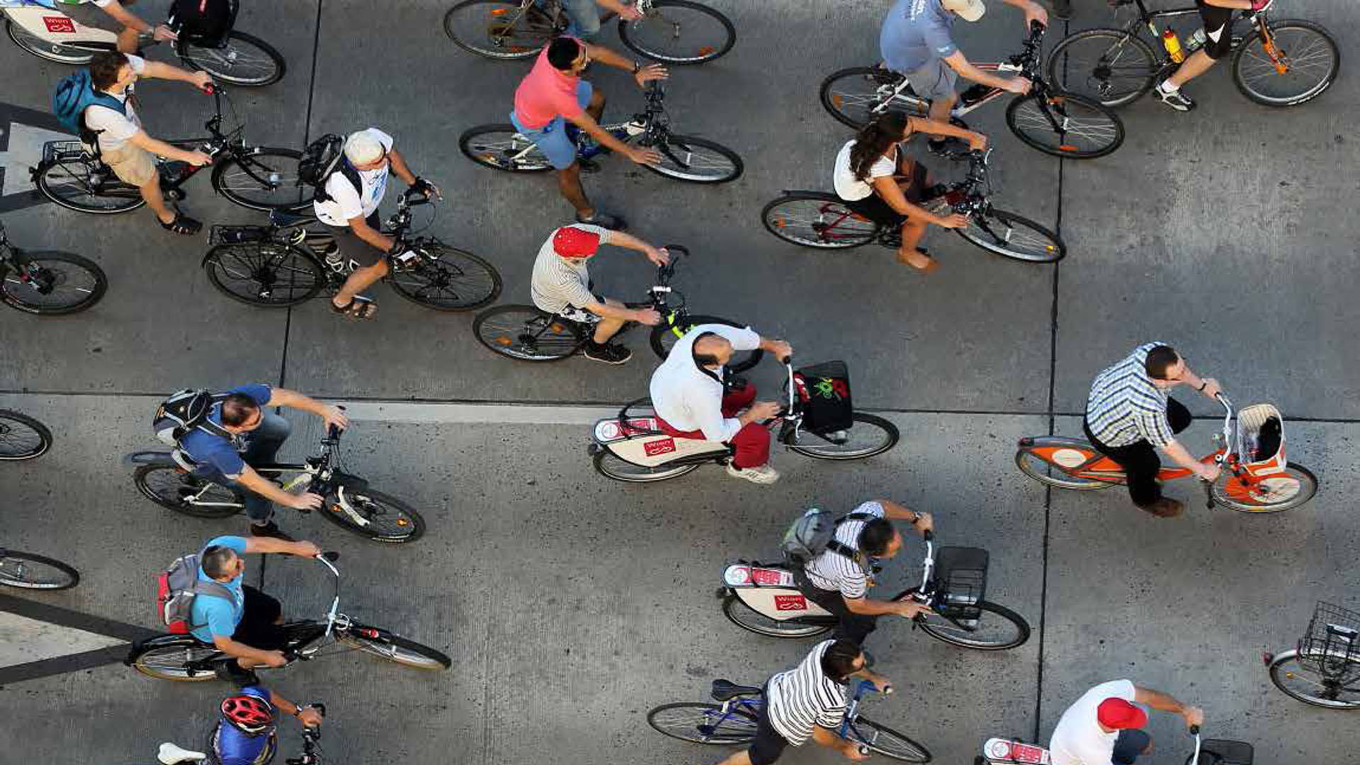 Vogelperspektive von Radfahrer:innen auf einer Straße