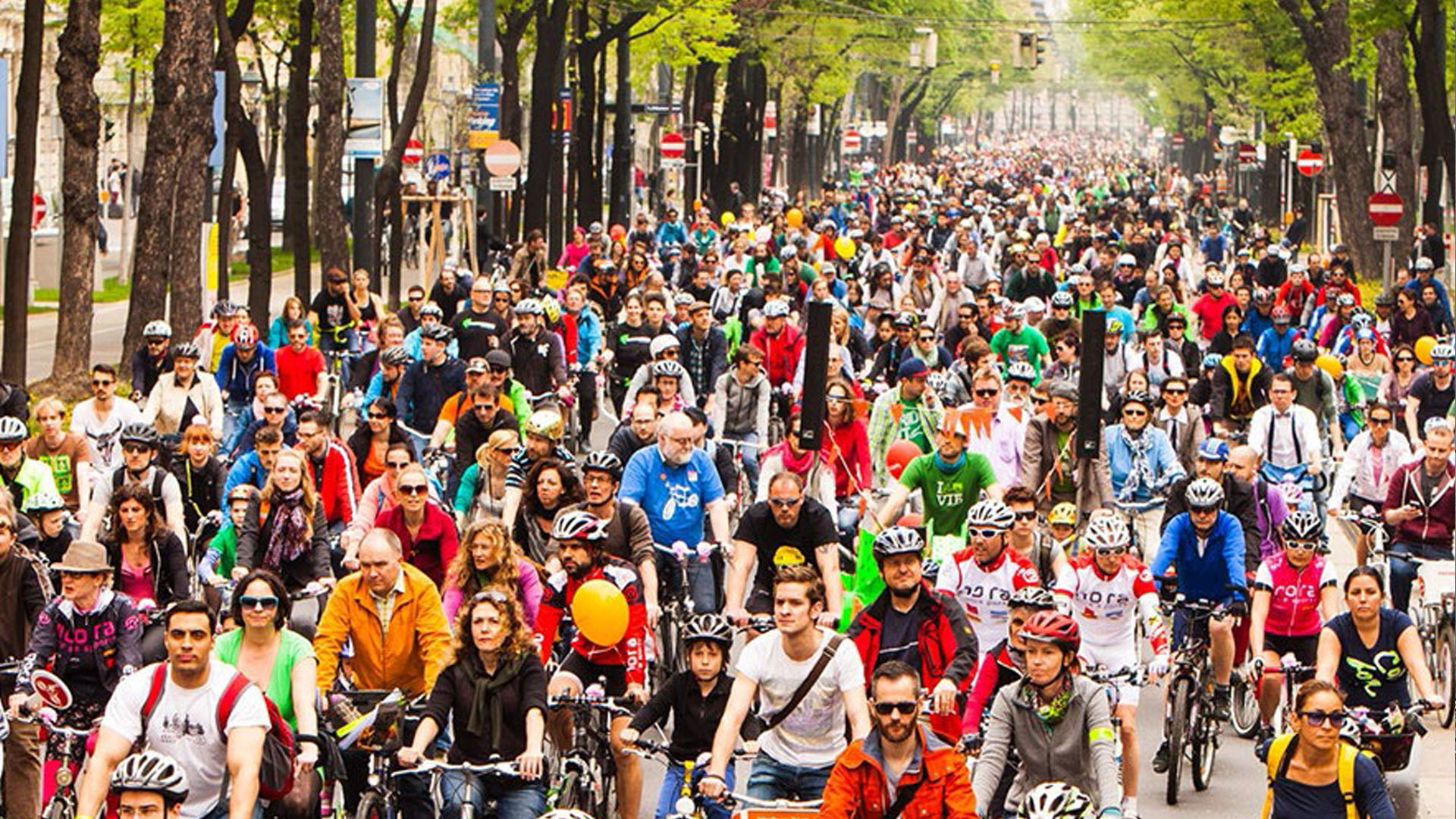 gruße Gruppe von Radfahrer:innen. Die ganze Straße ist voll