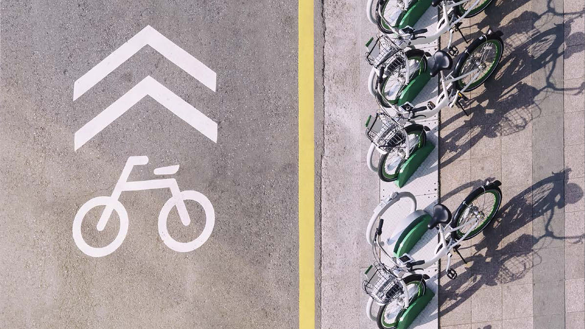 Vogelperspekive von Leihräder an Ständer bei einem Fahrradweg