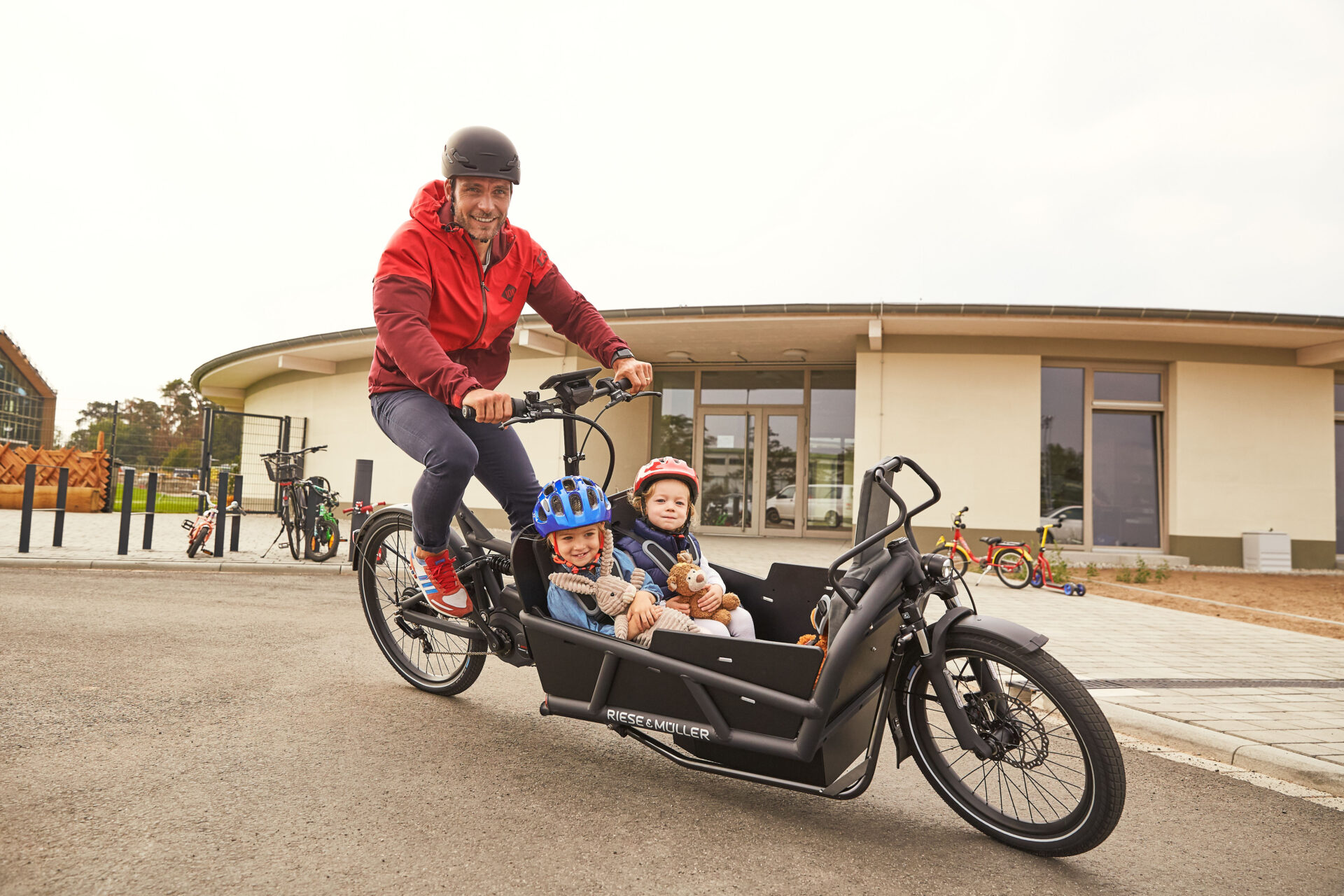 Elektro-Transportrad im Einsatz mit zwei Kinder