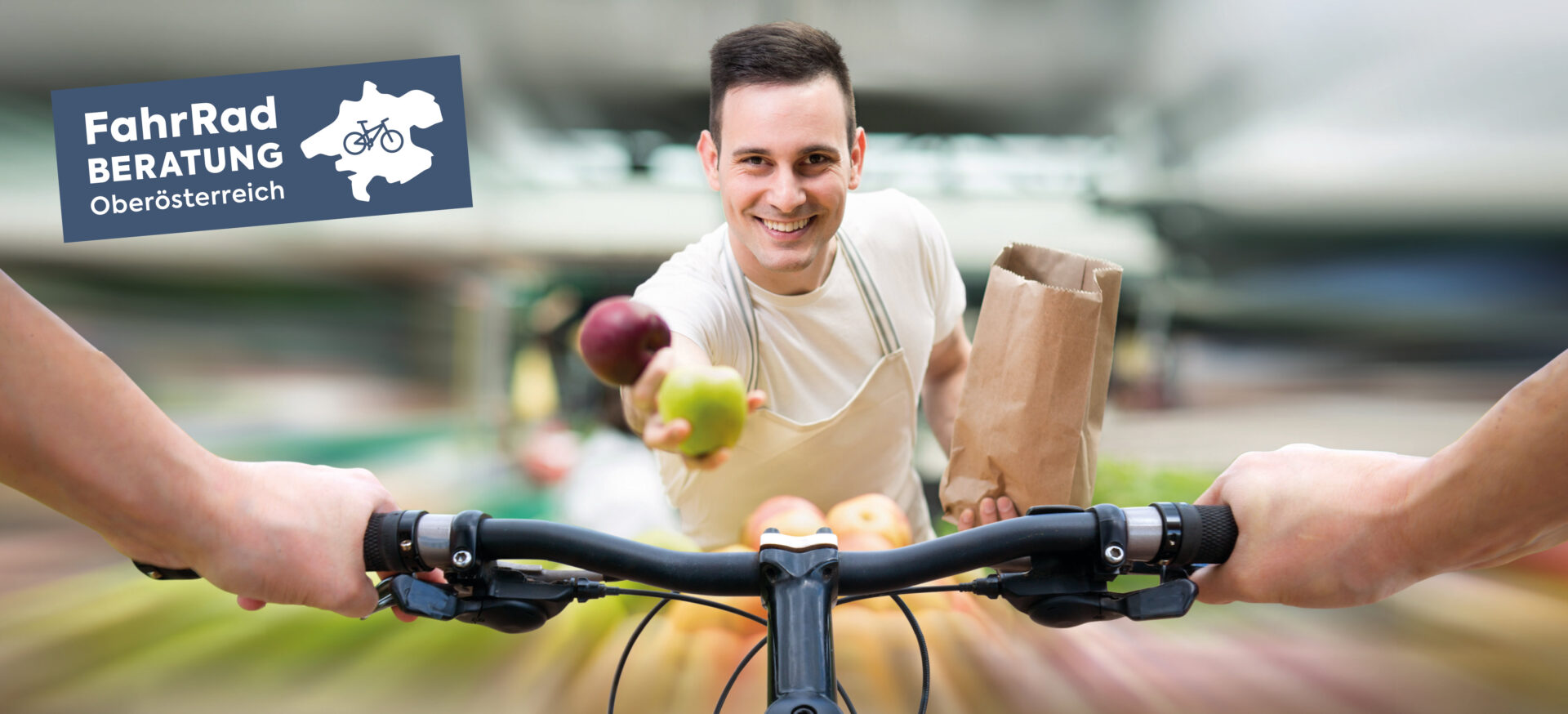 Fahrradberatungslogo, ein Mann, der einem Radfahrer, von dem nur die Lenkstange zu sehen ist, Äpfel geben will