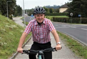 Maximilian Tiefenthaler mit Fahrrad auf einem Geh- und Radweg