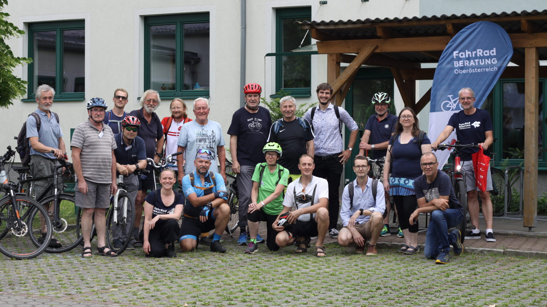 Eine Gruppe von Personen posiert mit Fahrrad