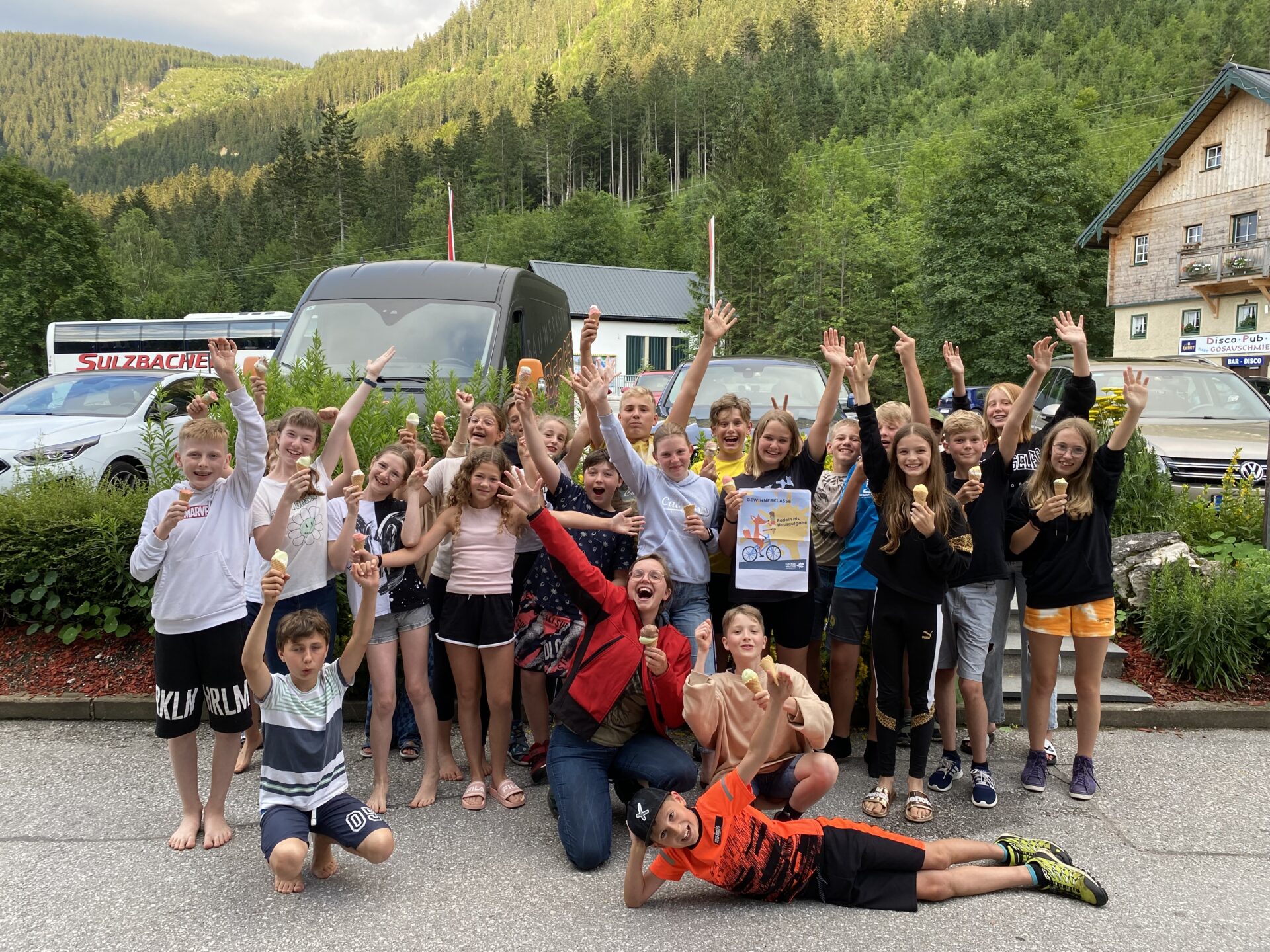 jubelnde Kindergruppe mit Eis