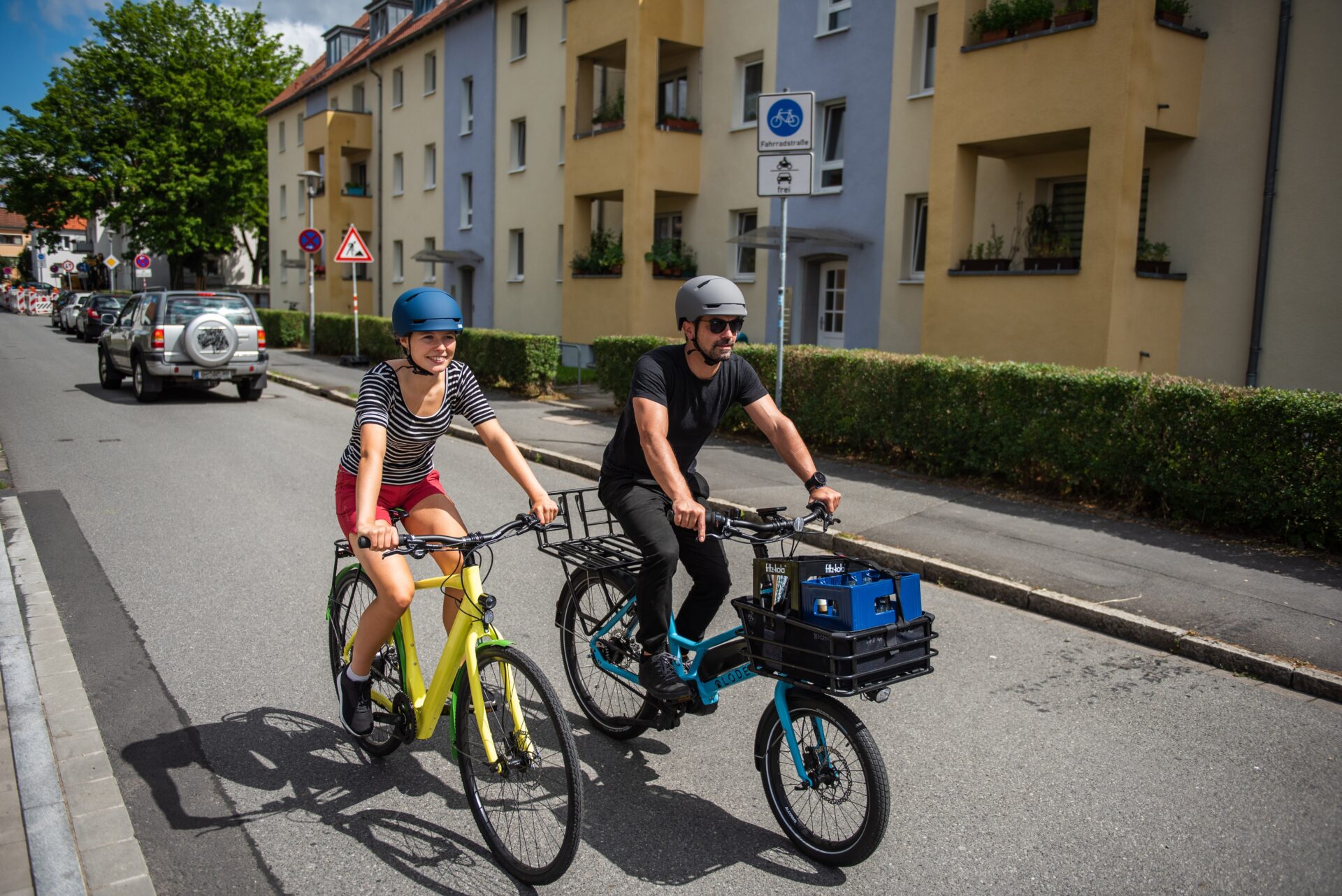 nebeneinander Radfahren in einer Fahrradstraße