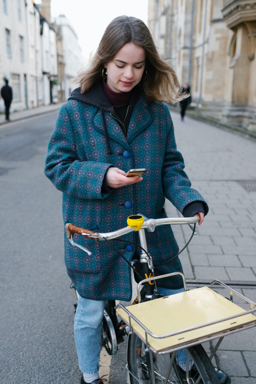 Frau mit Fahrrad und Smartphone