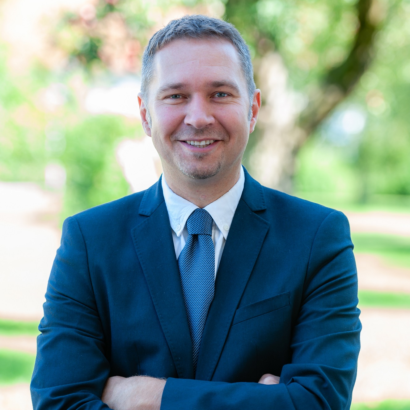 Bürgermeister Markus Hofko posiert lächelnd im Anzug