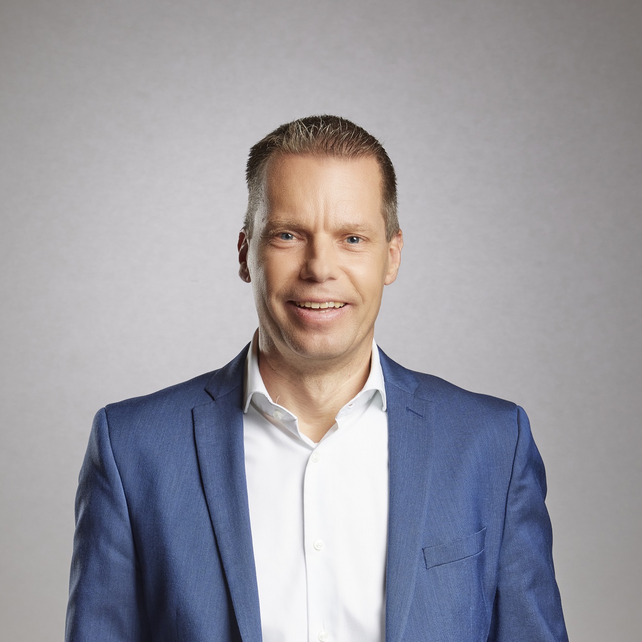 Portrait Günther Großauer - Mann mit Anzug, Studiofoto
