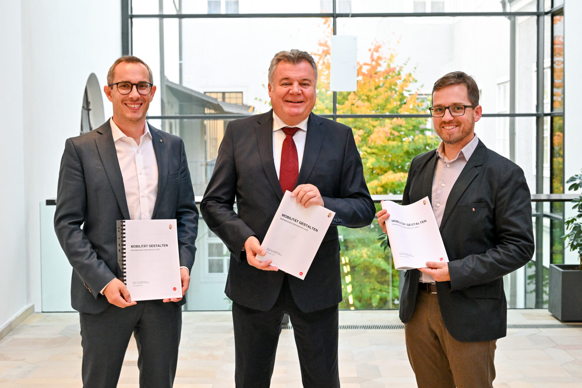 09.11.2023, Landhaus Linz, AUT, Pressekonferenz LR Guenther Steinkellner (FP), Mobilitaet gestalten - Vorstellung des Mobilitaetsleitbildes Ooe 2035, im Bild Martin Poecheim (Leiter der Direktion Straßenbau und Verkehr), LR Guenther Steinkellner (FP), Martin Pflegerl (Abteilung Gesamtverkehrsplanung und oeffentlicher Verkehr)