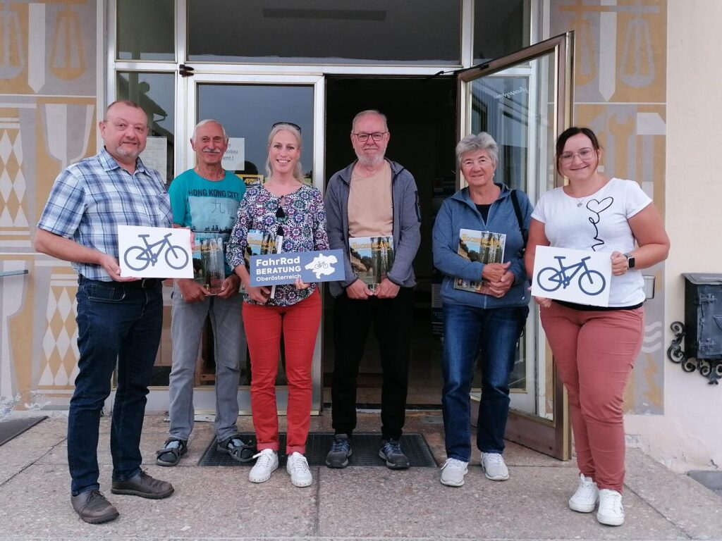 Gruppenfoto mit Schildern von der Fahrradberatung