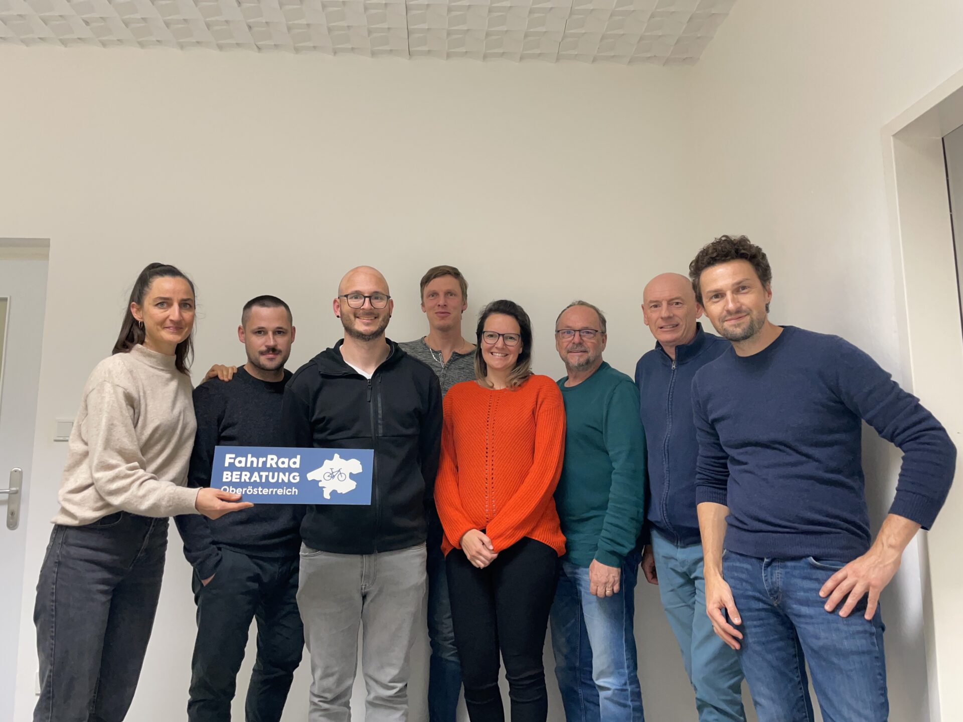 Gruppenfoto mit einem Schild von der Fahrradberatung