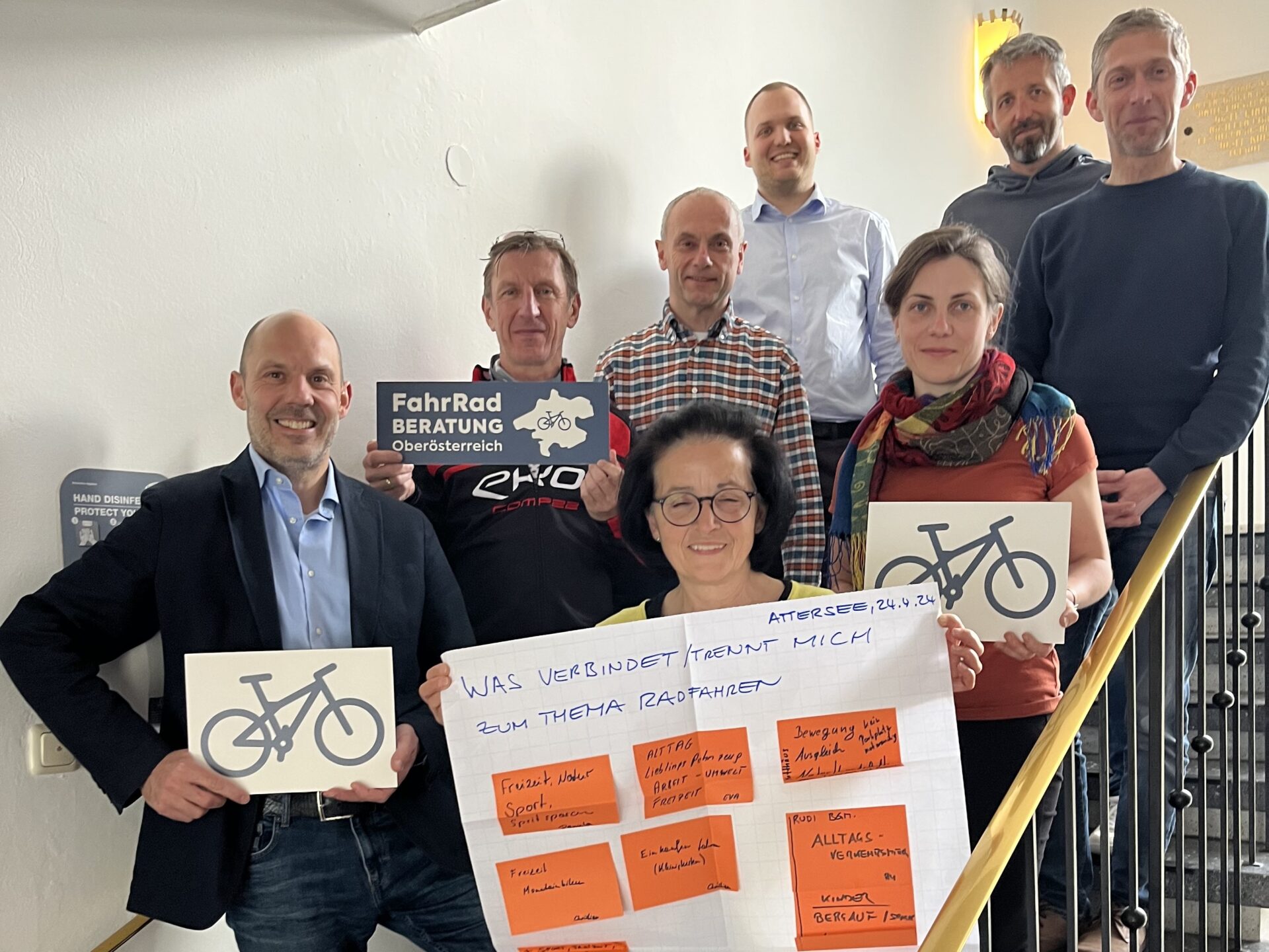 Gruppenfoto Workshopteilnehmerinnen mit Flipchart und Schildern