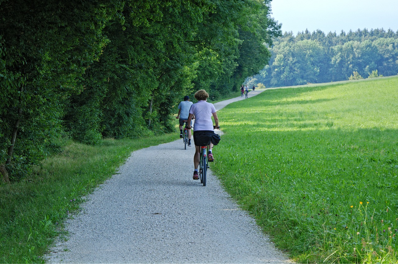 Bild eines Schotterweges mit Radfahrern