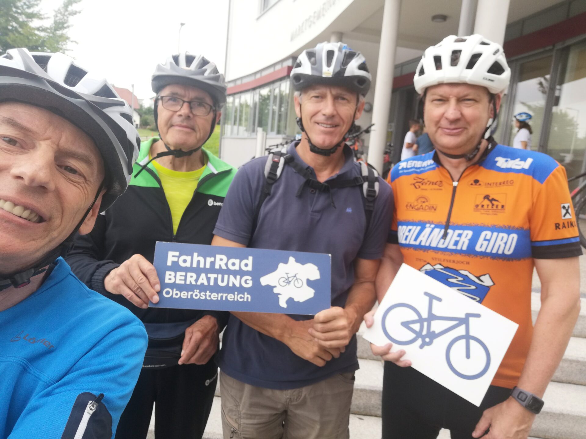 Gruppenbild mit Helmen und Fahrradschildern