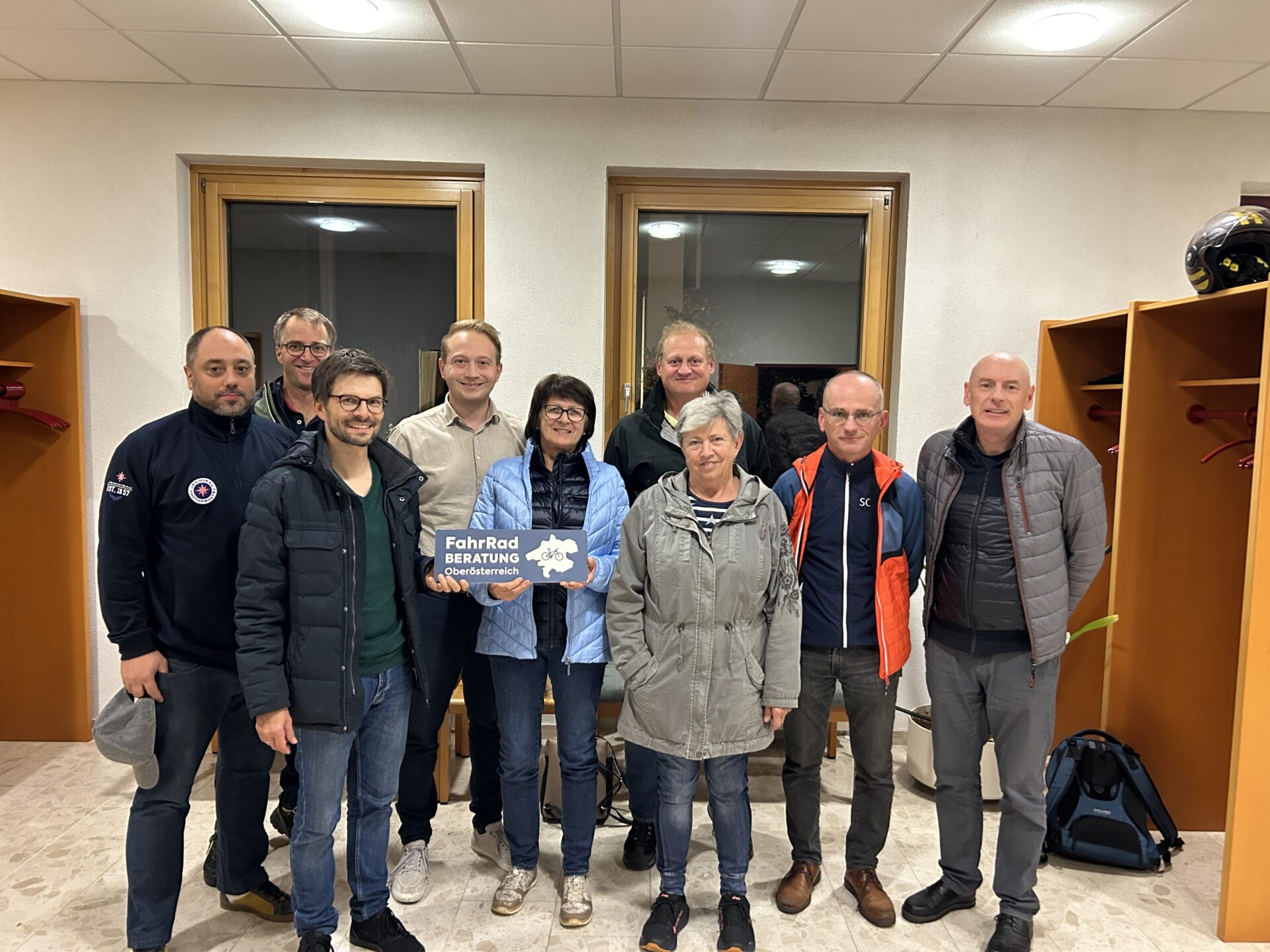 Teilnehmer:innen-Gruppenfoto mit Schild der FahrRad Beratung