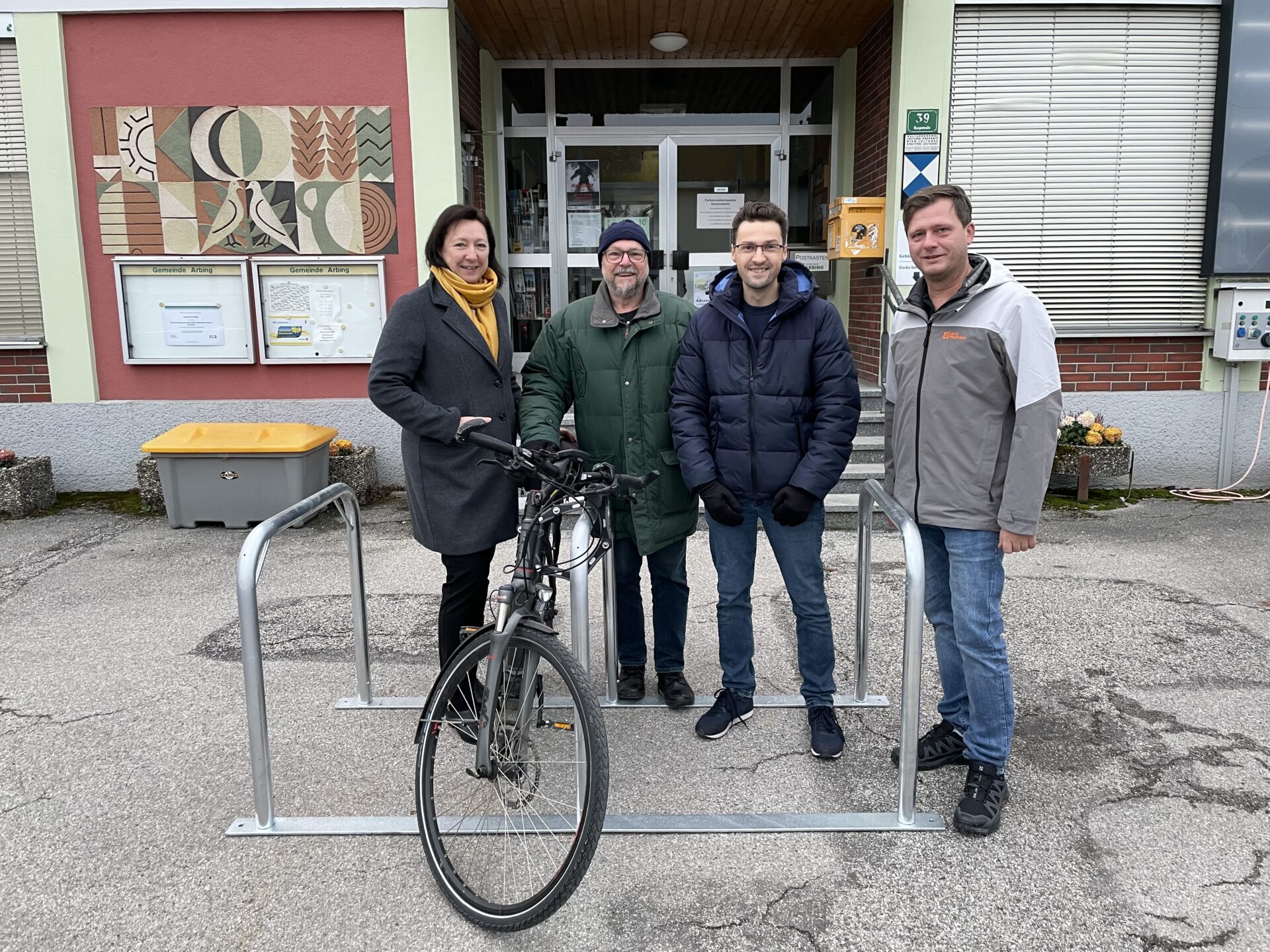 4 Personen, 1 Fahrrad, 1 Radabstellanlage