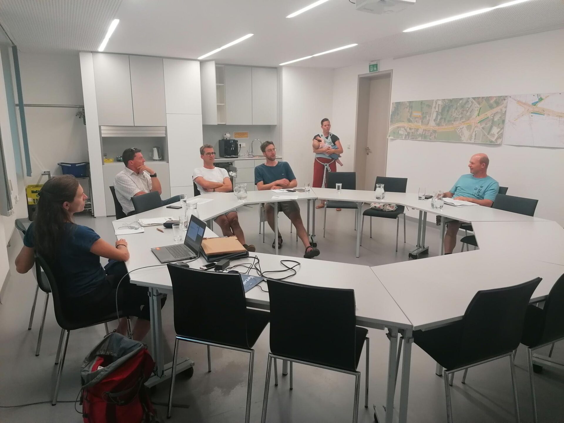 Gruppe von Personen an rundem Tisch, Workshopformat