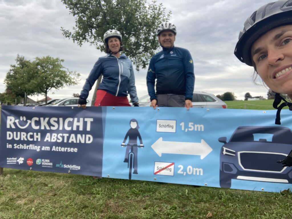 Radteam von Schörfling vor Rücksicht durch Abstand Banner