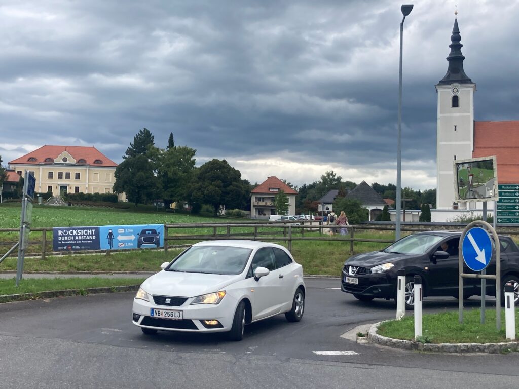 Rücksicht durch Abstand Banner Seewalchen
