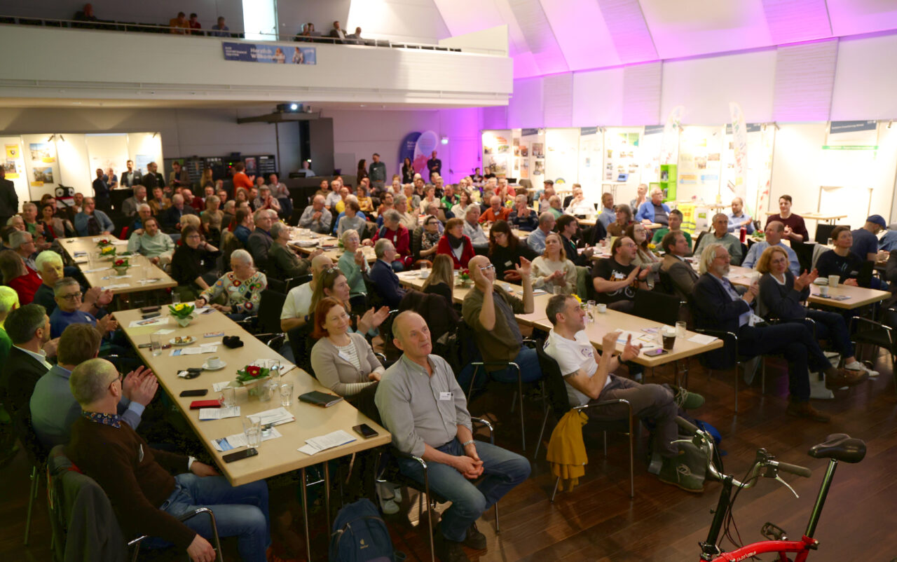 viele Menschen in großem Saal