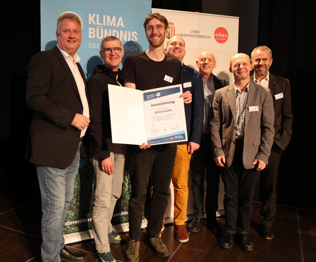 Gruppenfoto bei Auszeichnung mit Urkunde