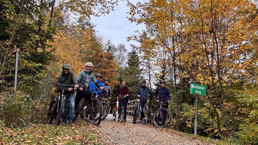 Gruppe von Radfahrern im herbstlichen Wald